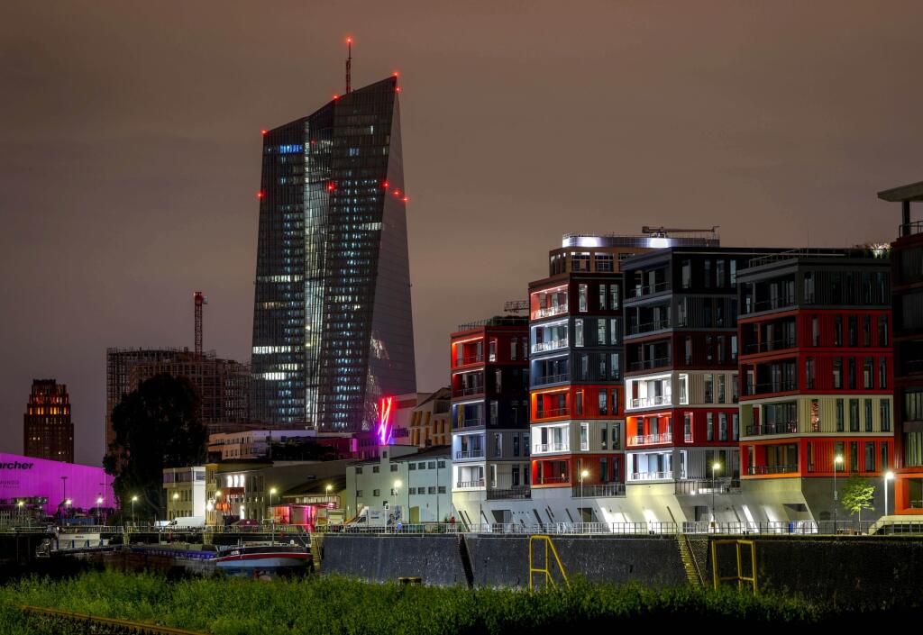 EBE 1 Frankfurt nad Mohanom - Na snímke budova Európskej centrálnej banky (ECB) stojaca vedľa budov úradov a apartmánov skoro ráno v nemeckom Frankfurte nad Mohanom 20. septembra 2021. FOTO TASR/AP


The European Central Bank is seen next to office and apartment buildings in Frankfurt, Germany, early Monday, Sept. 20, 2021. (AP Photo/Michael Probst)
