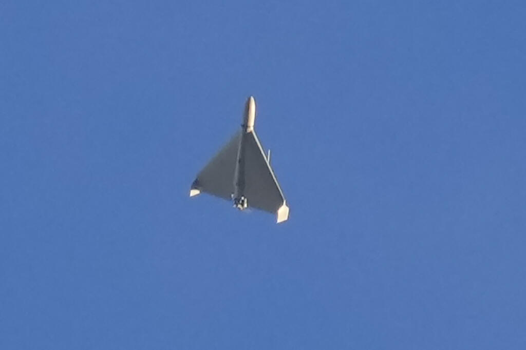 KK28 archív Kyjev - Na archívnej snímke z 17. októbra 2022 dron na oblohe v Kyjeve. Rusko plánuje dlhotrvajúcu kampaň útokov s bezpilotnými lietadlami vyrobenými v Iráne, aby 