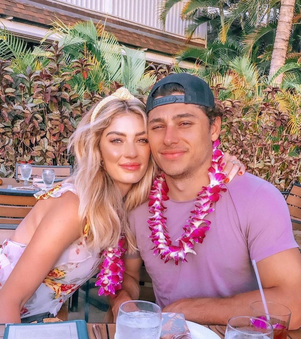 Útočník Los Angeles Kings Trevor Moore randí so sexi Monikou.