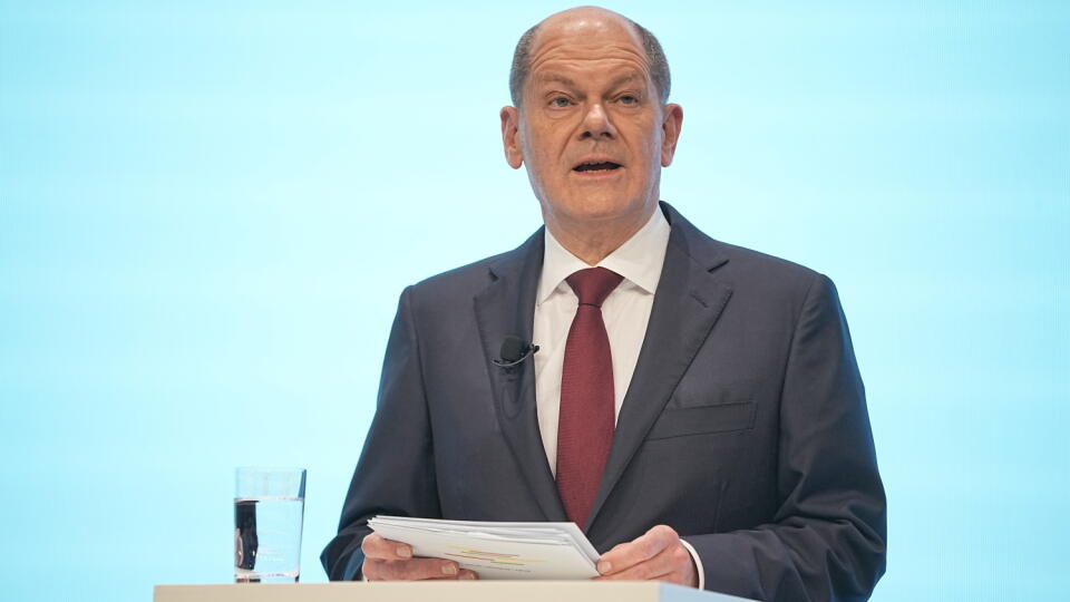 WA 5 Berlín - Líder Sociálnodemokratickej strany Nemecka (SPD) a kandidát na nemeckého kancelára Olaf Scholz počas tlačovej konferencie, na ktorej SPD, Zelení a Slobodná demokratická strana (FDP) predstavili koaličnú dohodu budúceho nemeckého vládneho kabinetu v Berlíne v stredu 24. novembra 2021. FOTO TASR/AP
24.11.2021, Berlin: Olaf Scholz, SPD-Kanzlerkandidat und geschäftsführender Bundesfinanzminister, stellt auf einer Pressekonferenz den gemeinsamen Koalitionsvertrag der Ampel-Parteien