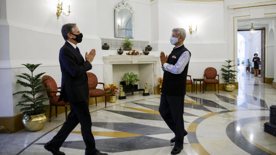 JB 24 Naí Dillí - Indický minister zahraničných vecí Subrahmanjam Džajšankar (vpravo) víta svojho amerického rezortného partnera Antonyho Blinkena pred ich stretnutím v Naí Dillí 28. júla 2021. FOTO TASR/AP
India's Foreign Minister Subrahmanyam Jaishankar, right, greets U.S. Secretary of State Antony Blinken at Hyderabad House in New Delhi, India Wednesday, July 28, 2021. (Jonathan Ernst/Pool Photo via AP)