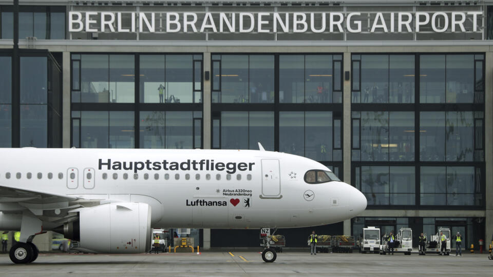 Lietadlo leteckej spoločnosti Lufthansa na letisku Berlin-Brandenburg