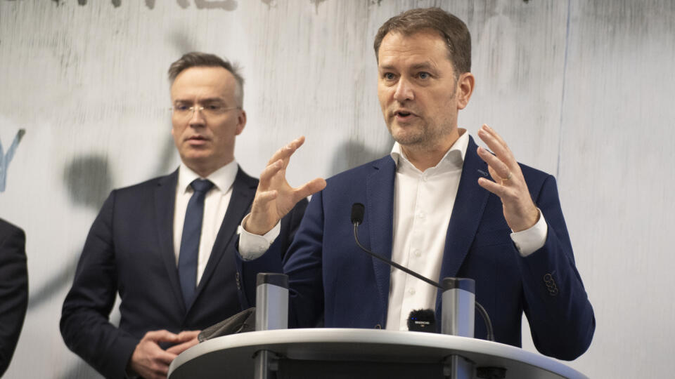Na snímke sprava podpredseda vlády a minister financií SR Igor Matovič (OĽaNO) a štátny tajomník ministerstva financií Marcel Klimek počas tlačovej konferencie ohľadne výberu DPH za rok 2021 v Bratislave v piatok 8. apríla 2022. FOTO TASR - Pavel Neubauer