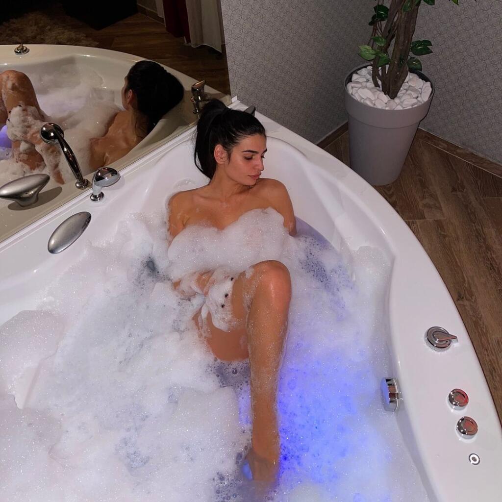 Bývalej tenistke Tamare Bojaničovej stačilo zväčšiť prsia a hneď lepšie zarába.