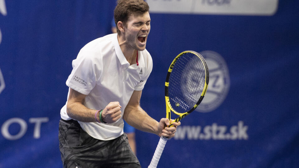 Na snímke nemecký tenista Maximilian Marterer sa stal víťazom dvojhry na bratislavskom challengri Peugeot Slovak Open. Vo finále zdolal českého kvalifikanta Tomáša Macháča po trojsetovej bitke 6:7 (3), 6:2, 7:5 v nedeľu 15. novembra 2020. Marterer získal siedmy titul na ATP Challenger Tour, prvý od februára 2018, keď triumfoval vo francúzskom Cherbourgu. FOTO TASR - Pavel Neubauer	

 

          
         