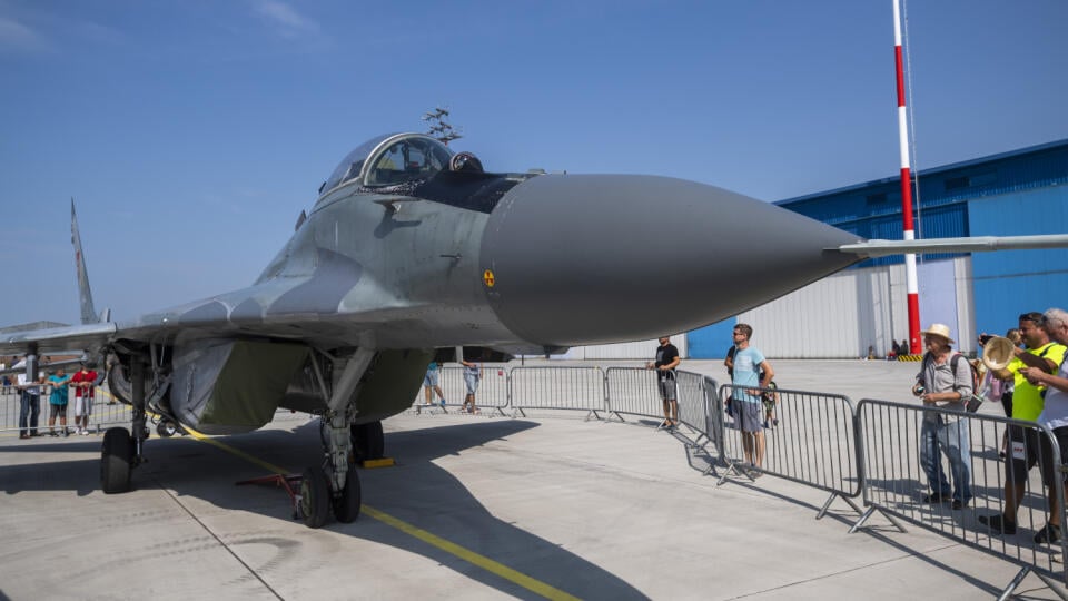 Sur la photo, les visiteurs regardent un chasseur slovaque MIG-29 lors des 11e Journées internationales de l'aviation SIAF à la base aérienne de Malacky-Kuchyňa le samedi 27 août 2022. TASR PHOTO - Jaroslav Novák 