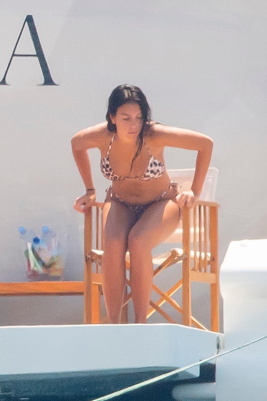 Popularita prináša so sebou pozornosť médií. Ronaldo a Georgina majú v pätách paparazzi fotografov, ktorí na nich striehnu počas ich výletov na jachtách. Sexi Argentínčanka často poodhalí svoje bujné krivky.