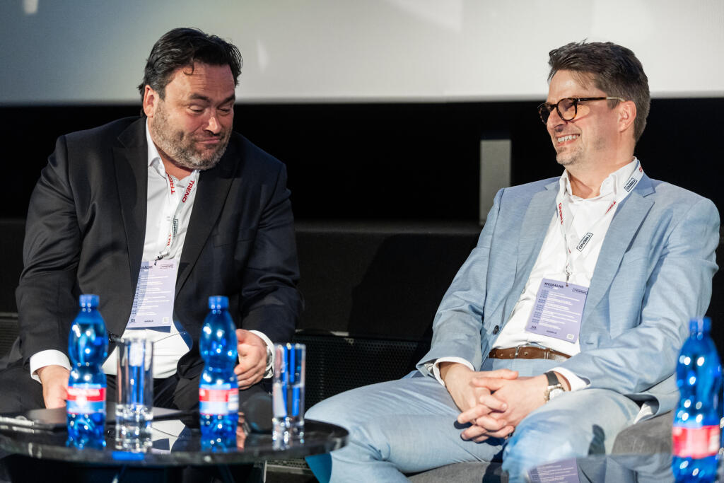 Konferencia organizovaná týždenníkom TREND na tému “Mediálne trendy 2025” v Bratislave. Na snímke Igor Slanina (STVR) a Marcel Grega (JOJ Group).