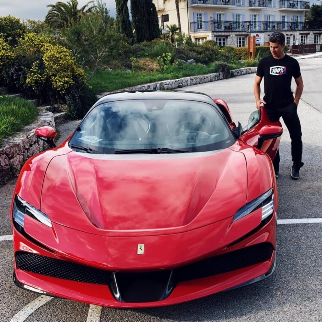 Peter Sagan a jeho brat Juraj si užili jazdu v luxusnom Ferrari. Zatiaľ nie je jasné, či auto patrí jednému z nich.