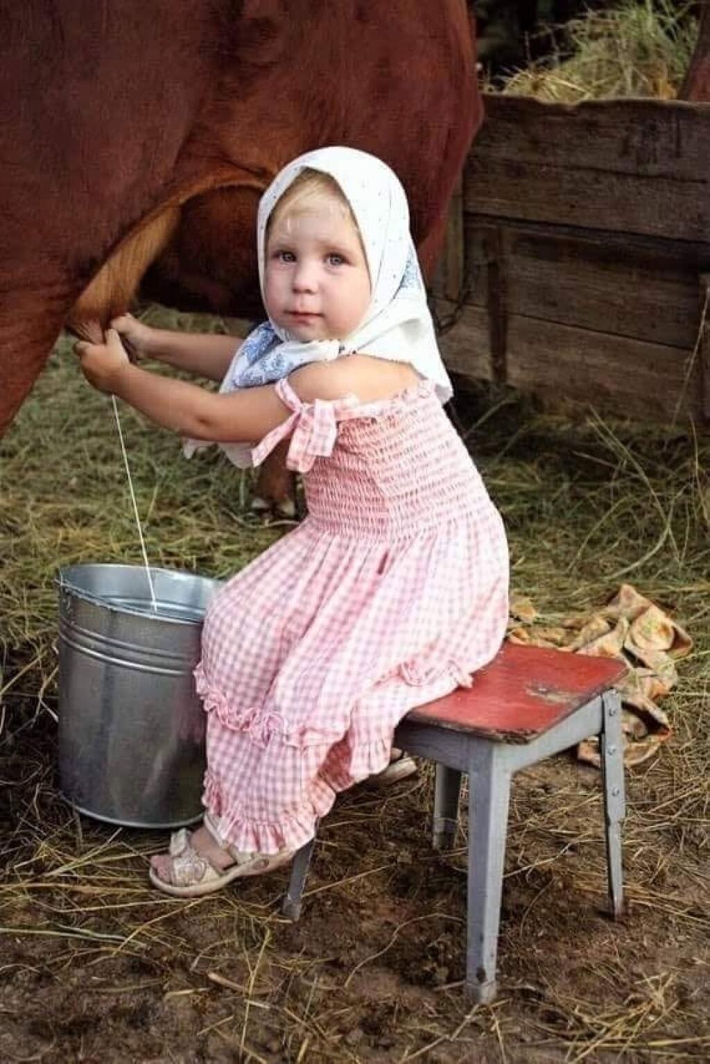 Девочка корова