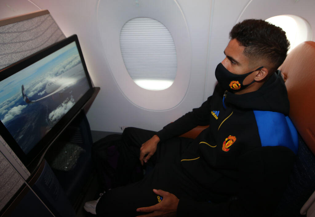 Raphael Varane má sústredení pohľad na veľkú obrazovku.
