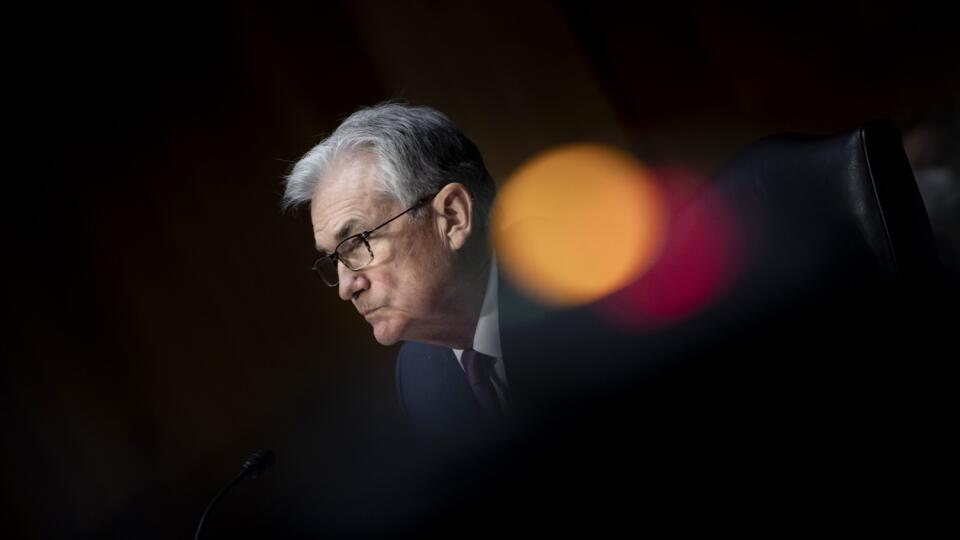KK26 Washington - Šéf americkej centrálnej banky (Fed) Jerome Powell vystúpení pred bankovým výborom Senátu 11. januára 2022 vo Washingtone. Šéf americkej centrálnej banky (Fed) Jerome Powell prisľúbil boj s infláciou. Fed nebude váhať a prijme opatrenia potrebné na skrotenie inflácie a zabezpečenie plnej zamestnanosti. FOTO TASR/AP
Federal Reserve Board Chairman Jerome Powell listens during his re-nominations hearing before the Senate Banking, Housing and Urban Affairs Committee, Tuesday, Jan.