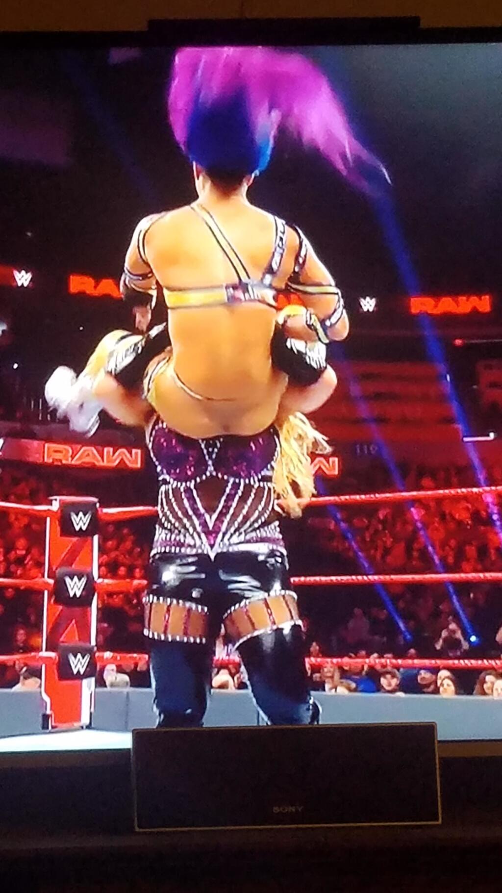 Holé zadky nie sú vo wrestlingu nič výnimočné...