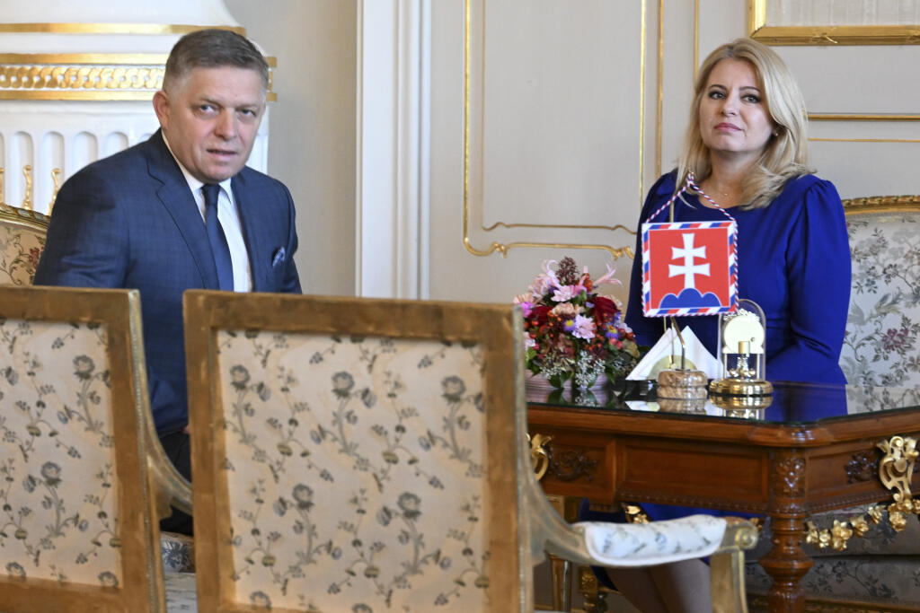 Na snímke vpravo prezidentka SR Zuzana Čaputová a vľavo predseda strany SMER-SD Robert Fico počas prijatia v Prezidentskom paláci 2. októbra 2023 v Bratislave. Prezidentka SR Zuzana Čaputová dnes poverí predsedu Smeru-SD Roberta Fica zostavením novej vlády. FOTO TASR - Jaroslav Novák