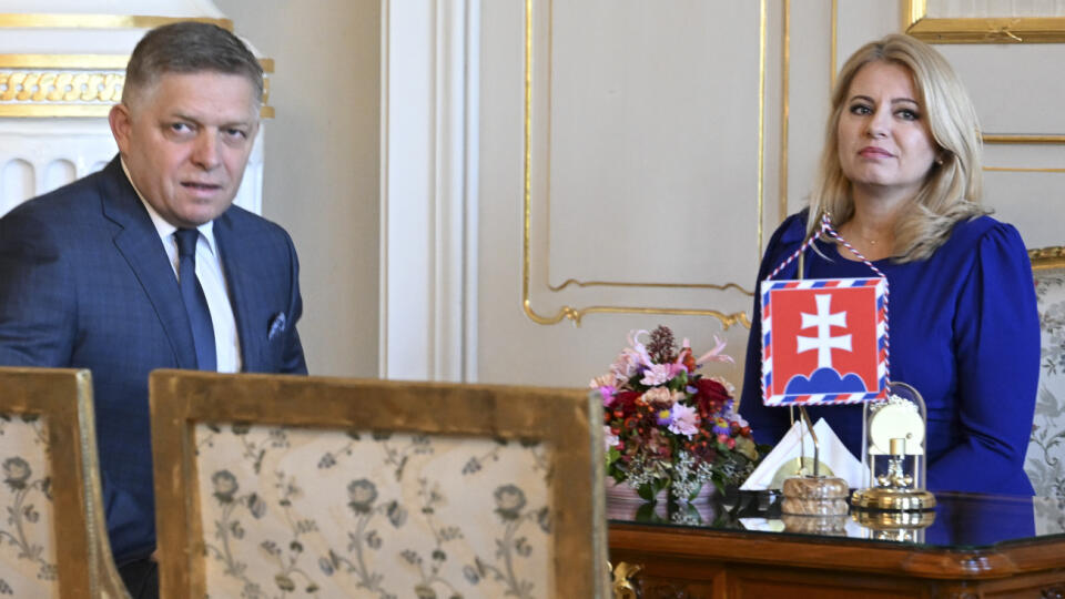 Prezidentka Zuzana Čaputová a predseda strany SMER-SD Robert Fico počas prijatia v Prezidentskom paláci.