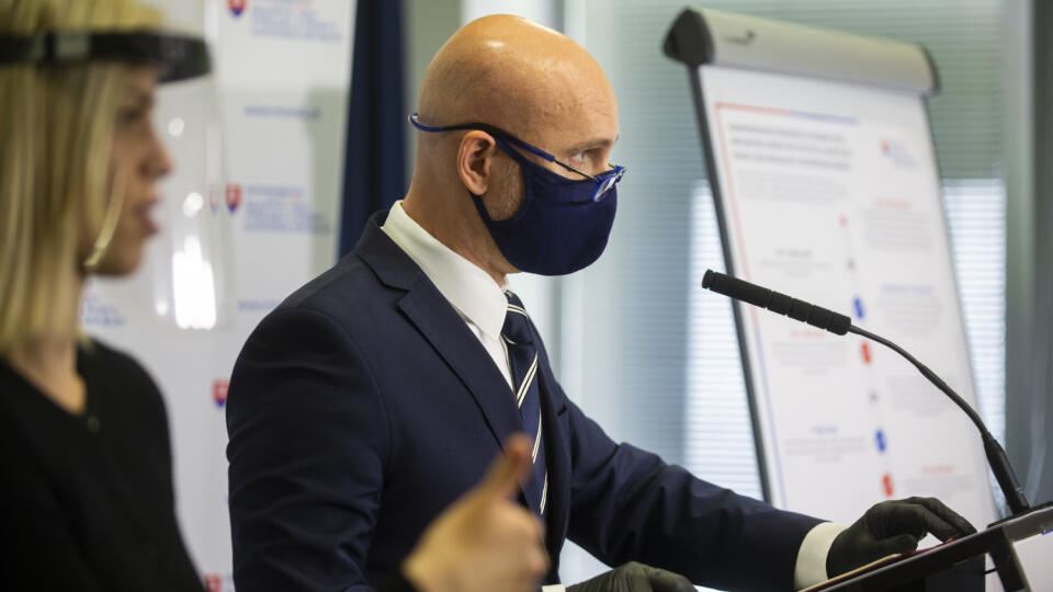 Na snímke minister školstva, vedy, výskumu a športu SR Branislav Gröhling (SaS) počas tlačovej konferencie k organizácii internej maturitnej skúšky v školskom roku 2019/2020 v Bratislave 23. apríla 2020. Ústne maturity sa pre situáciu s novým koronavírusom v tomto školskom roku neuskutočnia v klasickej podobe. Maturitné vysvedčenie vznikne spriemerovaním predošlých známok z predmetov, postup zverejní ministerstvo školstva. FOTO TASR – Jakub Kotian