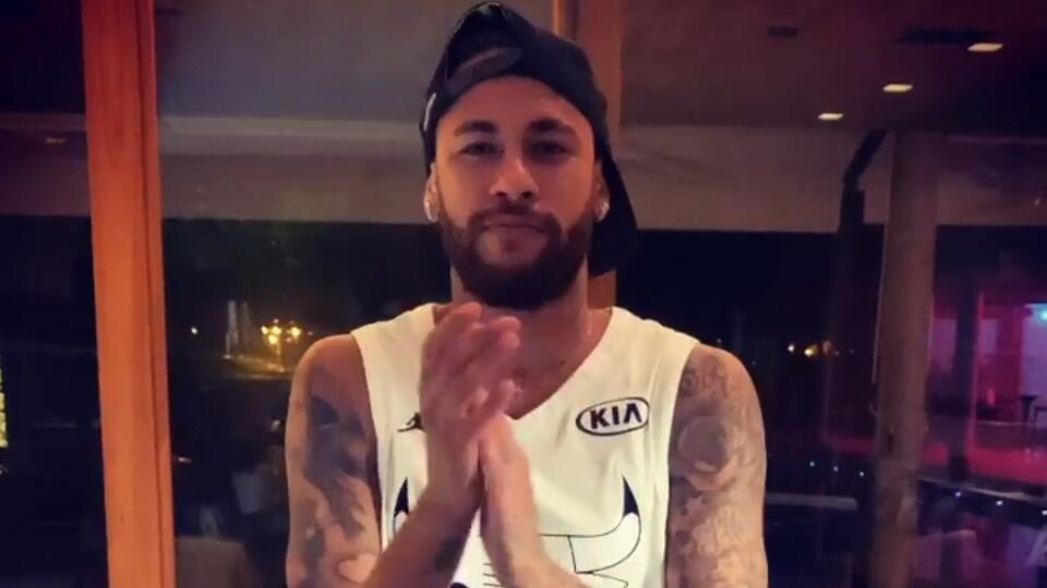 Neymar si uctil zdravotníckych pracovníkov