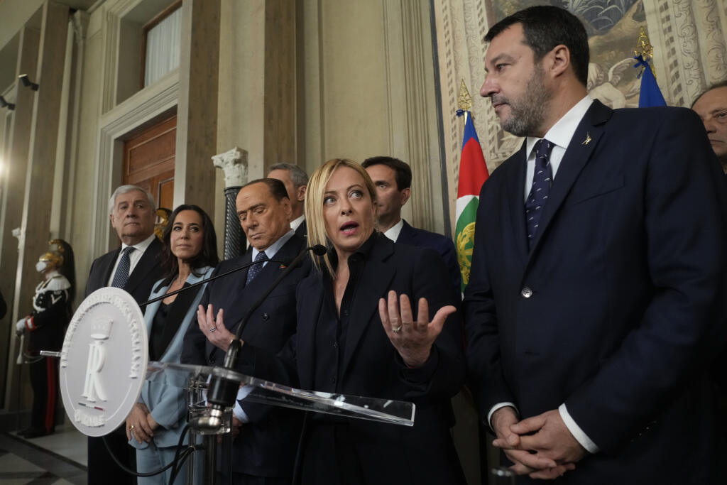 PK 24 Rím - Na snímke v prvom rade druhá sprava predsedníčka strany Bratia Talianska (FdI) Giorgia Meloniová sa prihovára novinárom v prezidentskom paláci po stretnutí s prezidentom Sergiom Mattarellom vrámci rokovania s lídrami politických strán v snahe zostaviť novú vládu v Ríme 21. októbra 2022. FOTO TASR/AP

Brothers of Italy's leader Giorgia Meloni gestures as she talks to the press at the Quirinale Presidential Palace after a meeting with Italian President Sergio Mattarella as part of a ro