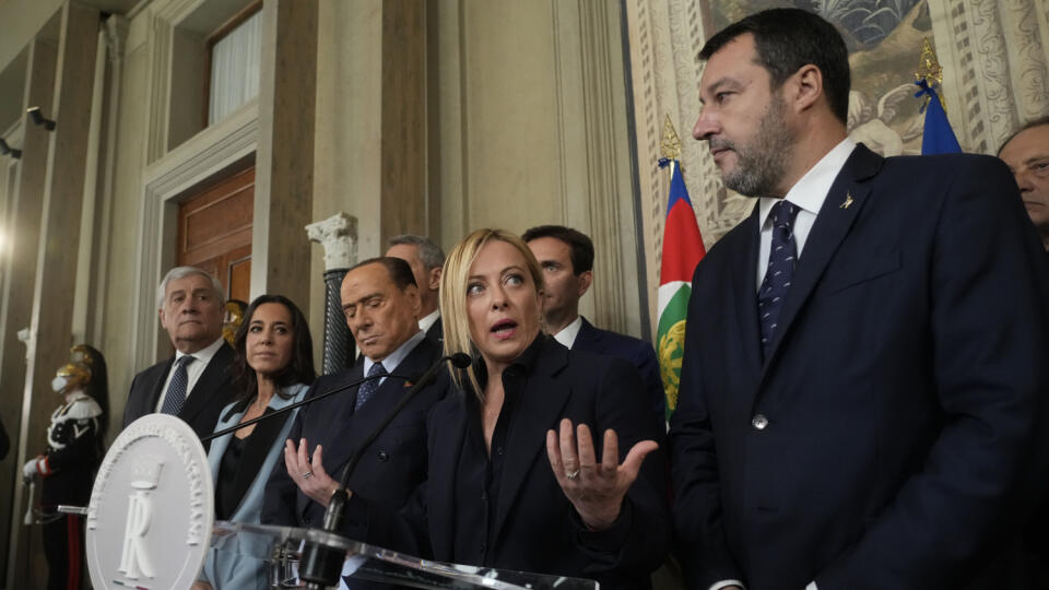 PK 24 Rím - Na snímke v prvom rade druhá sprava predsedníčka strany Bratia Talianska (FdI) Giorgia Meloniová sa prihovára novinárom v prezidentskom paláci po stretnutí s prezidentom Sergiom Mattarellom vrámci rokovania s lídrami politických strán v snahe zostaviť novú vládu v Ríme 21. októbra 2022. FOTO TASR/AP
Brothers of Italy's leader Giorgia Meloni gestures as she talks to the press at the Quirinale Presidential Palace after a meeting with Italian President Sergio Mattarella as part of a ro