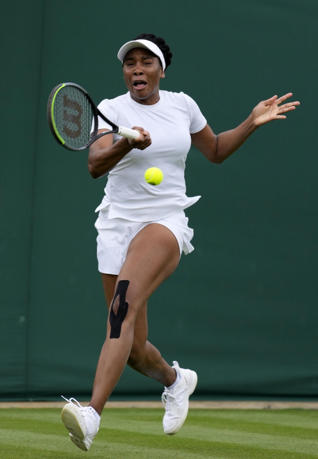 JB 27 Londýn - Americká tenistka Venus Williamsová odvracia lotpičku Rumunke Mihaele Buzarnescuovej v 1.kole dvojhry na grandslamovom tenisovom turnaji Wimbledon v Londýne 29. júna 2021. FOTO TASR/AP
Venus Williams of the US plays a return to Romania's Mihaela Buzarnescu during the women's singles first round match on day two of the Wimbledon Tennis Championships in London, Tuesday June 29, 2021. (AP Photo/Kirsty Wigglesworth)