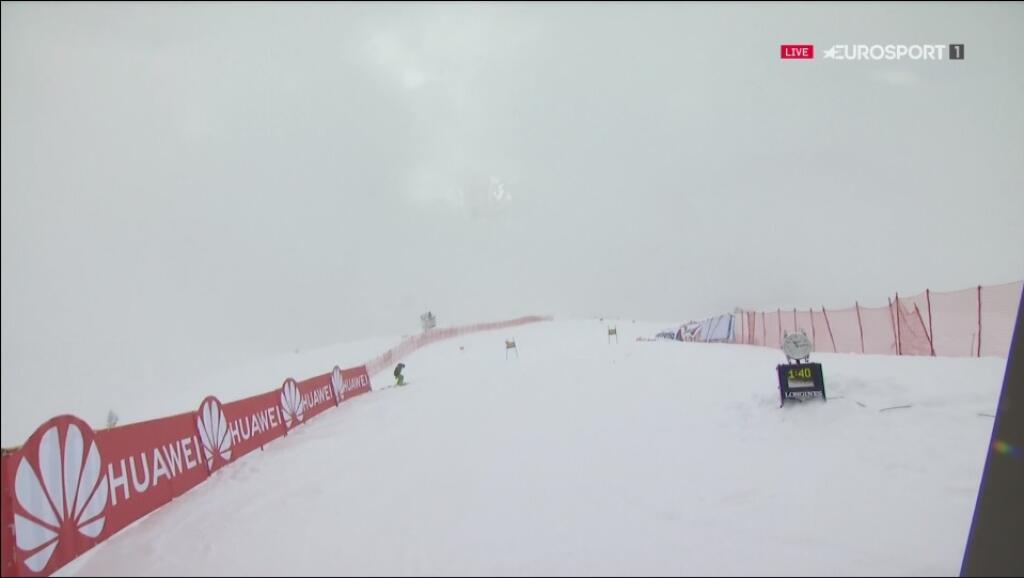 Organizátori tvrdo pracovali na tom, aby sa Super-G uskutočnilo, počasie však bolo proti.