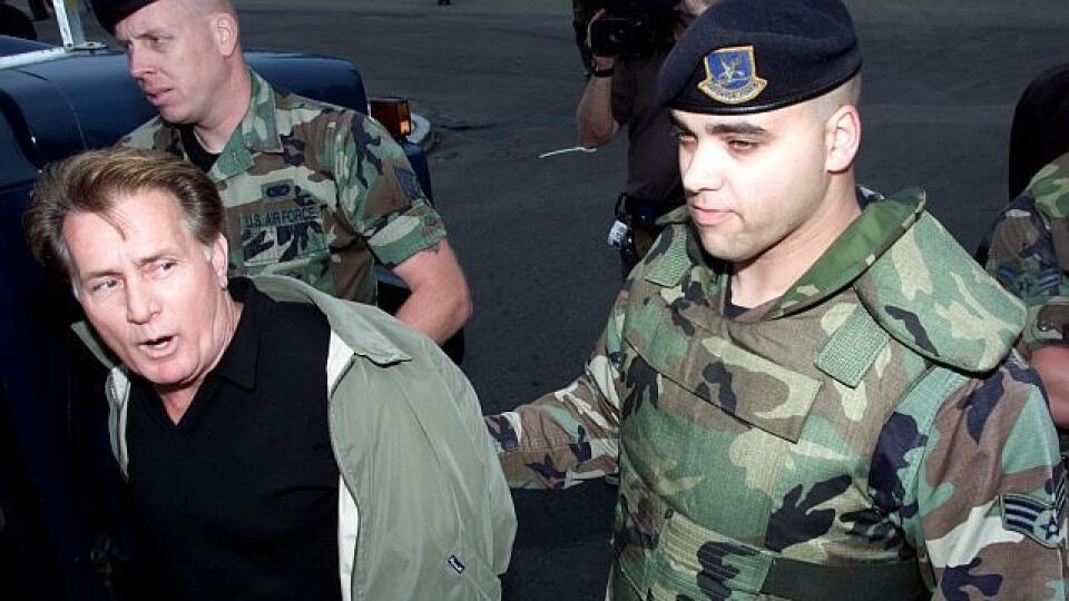 Herca Martina Sheena zatýkajú počas protestov pri americkej vojenskej leteckej základni Vandenberg v roku 2000