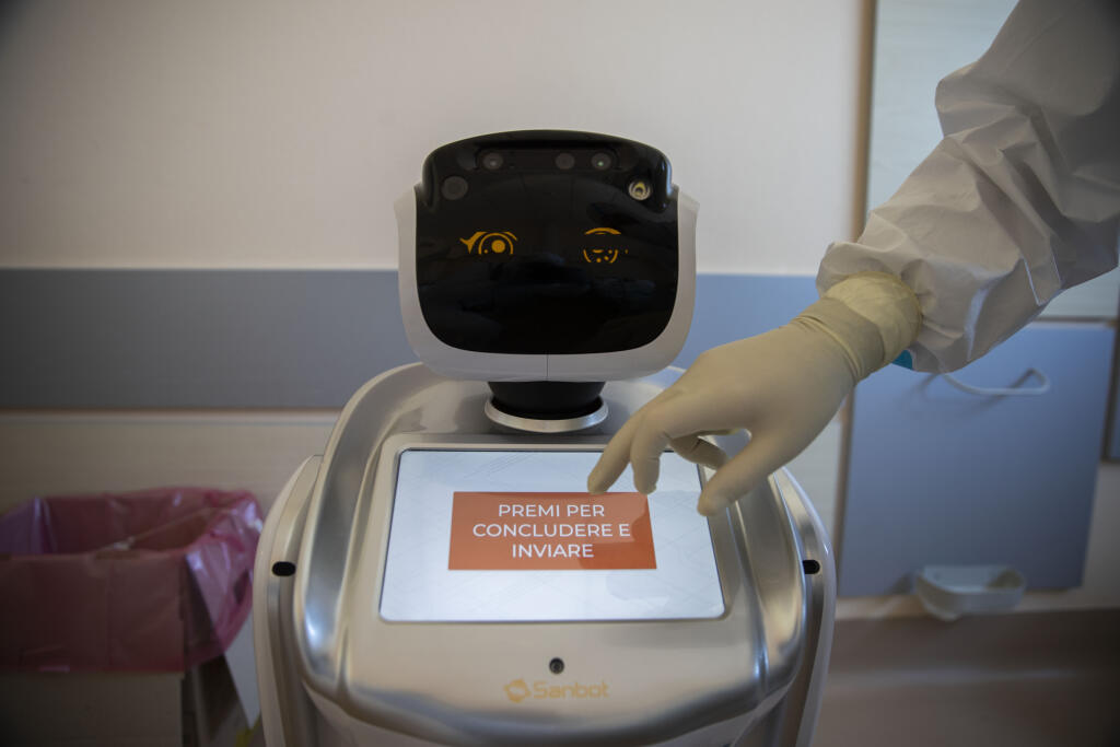 KK24 Varese - Zástupca vedúceho oddelenia jednotky intenzívnej starostlivosti Flavio Tangian sa dotáka displeja robota v nemocnici Ospedale di Circolo v talianskom meste Varese 8. apríla 2020. Šesť robotov pomôže s profesionálnou starostlivosťou o pacientov s ochorením Covid-19. FOTO TASR/AP
Deputy head of the intensive care unit Flavio Tangian, uses the touch screen of a robot at 'Ospedale di Circolo' hospital, in Varese, Italy, Wednesday, April 8, 2020. Six robots will help healthcare professi