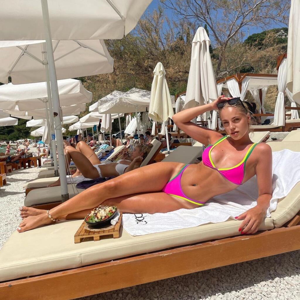 Sexi Ana Maria Markovič sa okrem futbalu živí aj modelingom. Určite sa v ňom nestratí.