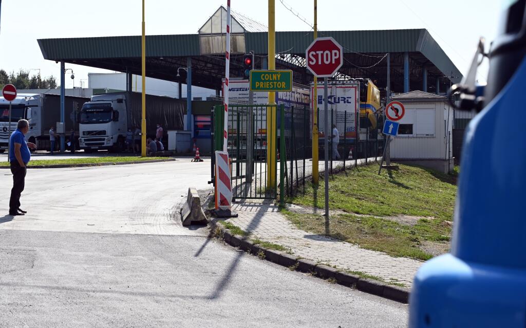 Na snímke nákladná colnica na výstupe z Ukrajiny  na hraničnom priechode s Ukrajinou vo Vyšnom Nemeckom 14. septembra 2020. FOTO TASR - Roman Hanc