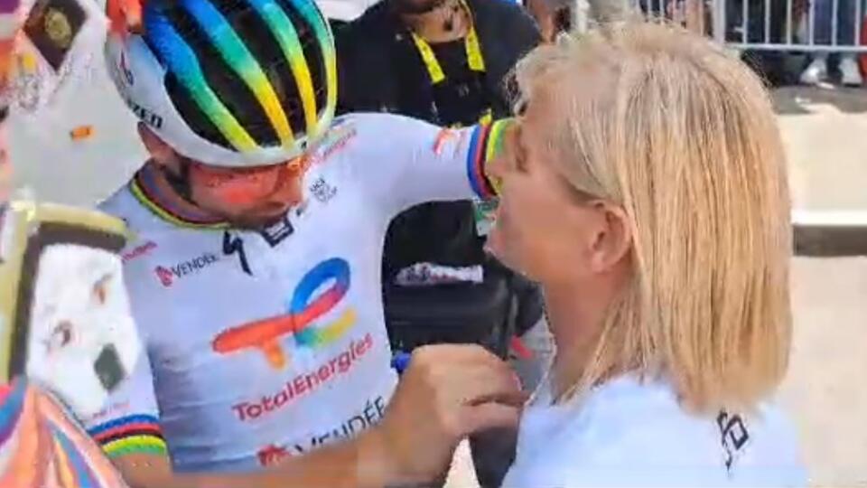 Sagan vyhovel aj špeciálnej požiadavke fanúšičky a podpísal sa jej na hruď.