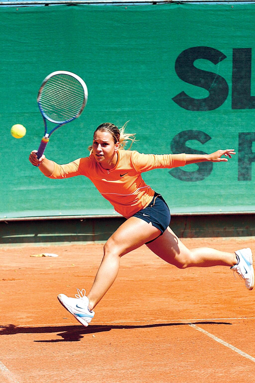 Dominika Cibulková, tenistka, tréning, tenis
foto : Zuzana Gavulová
uverejnené Šarm 18/2007
pôvodný súbor:trening 2JPG.eps