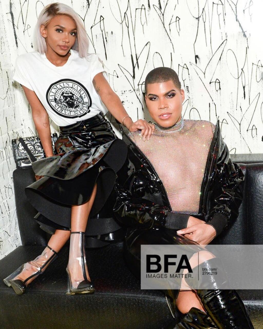 EJ Johnson sa oblieka ako žena a podporuje ho v tom celá rodina.