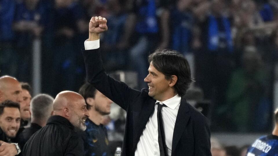 KK15 Rím - Na snímke tréner Interu Miláno Simone Inzaghi sa raduje počas finále Talianskeho pohára Juventus Turín - Inter Miláno 11. mája 2022 v Ríme. FOTO TASR/AP
Inter Milan's head coach Simone Inzaghi celebrates during the Italian Cup final soccer match between Juventus and Inter Milan at the Stadio Olimpico in Rome, Italy, Wednesday, May 11, 2022. (AP Photo/Alessandra Tarantino)