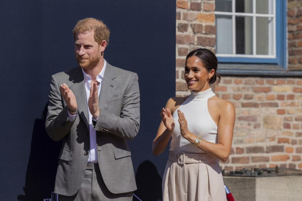 Princ Harry a Meghan počas návštevy v radnici nemeckého mesta Düsseldorf.