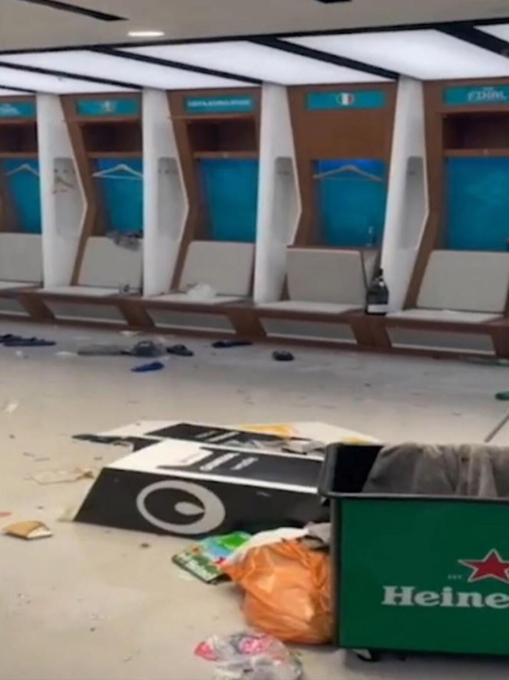 V talianskej šatni bolo všetko porozhadzované.