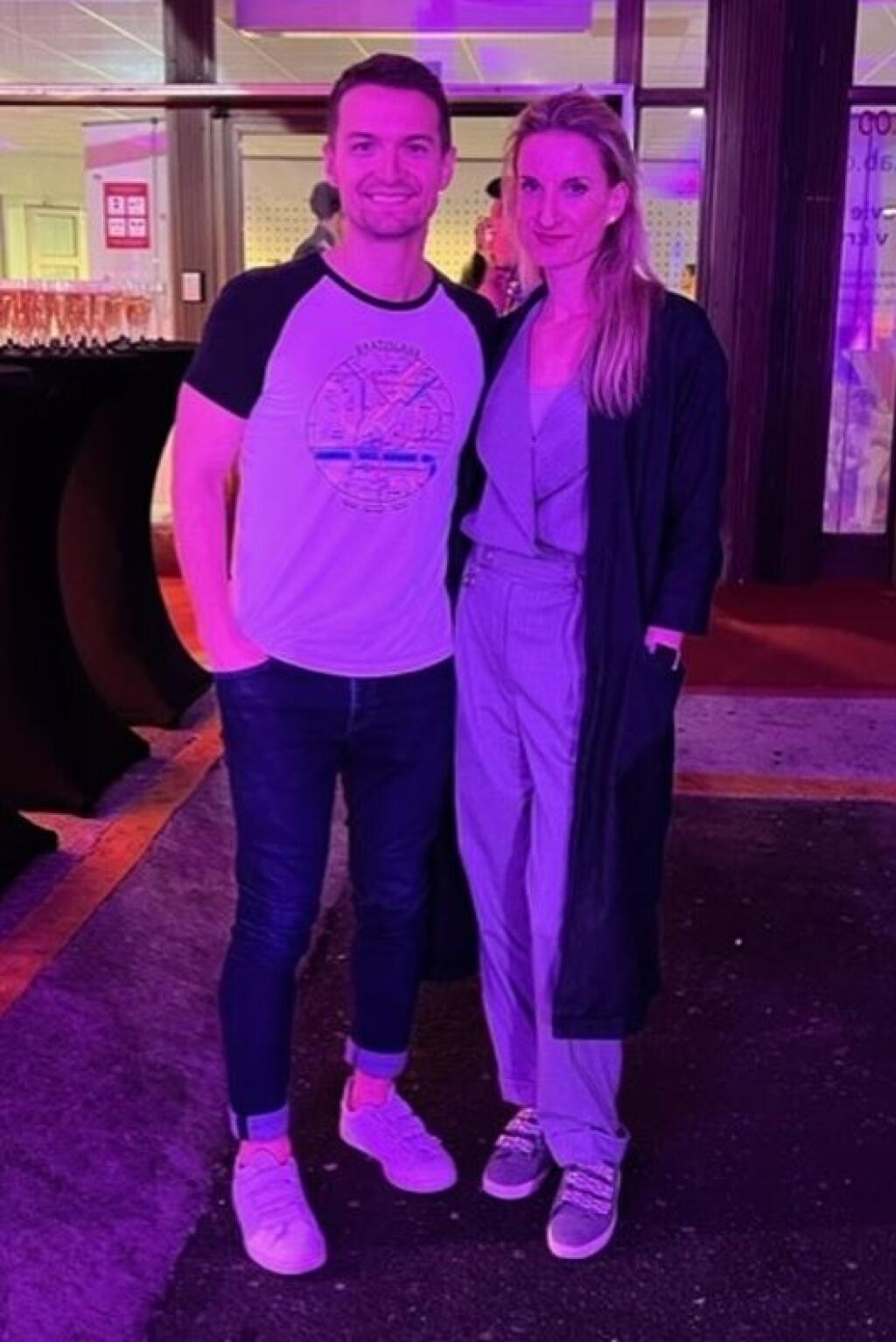 Adela na prenose SOWA nebola, s Viktorom sa objavila až na párty.