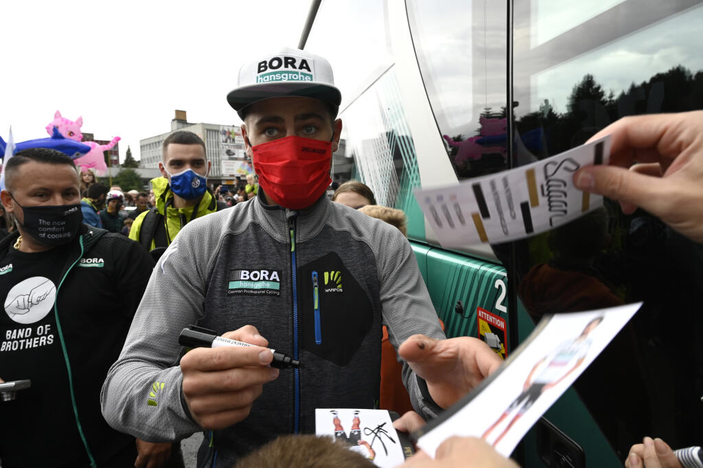 Na snímke slovenský cyklista Peter Sagan (Bora-Hansgrohe) rozdáva autogramy po 3. etape 65. ročníka Okolo Slovenska z Dolného Kubína - Považskej Bystrice, 18. septembra 2021 v Považskej Bystrici.