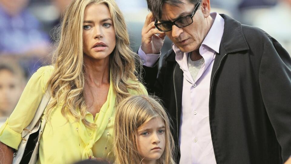 NEW YORK, NY - JUNE 23:  Denise Richards and Charlie Sheen look for their seats as the New York Yankees take on the New York Mets on June 23, 2012 during interleague play at Citi Field in the Flushing neighborhood of the Queens borough of New York City.  (Photo by Elsa/Getty Images)