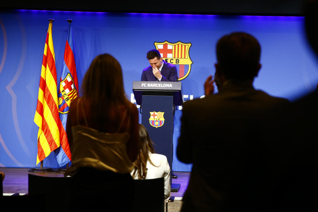 JB 50 Barcelona - Argentínsky futbalista Lionel Messi (v pozadí uprostred) reaguje počas tlačovej konferencie v Barcelone 8. augusta 2021. Messi v nedeľu na tlačovej konferencii potvrdil odchod z FC Barcelona, v ktorého drese pôsobil celú doterajšiu profesionálnu kariéru. Pred novinármi iba s ťažkosťou zadržiaval slzy. Tridsaťštyriročný Messi pripustil, že jeho nový klub bude Paríž St. Germain. Barcelona si už pre veľké dlhy a sprísnenú finančnú politiku La ligy dlhoročného lídra nemohla ďalej d