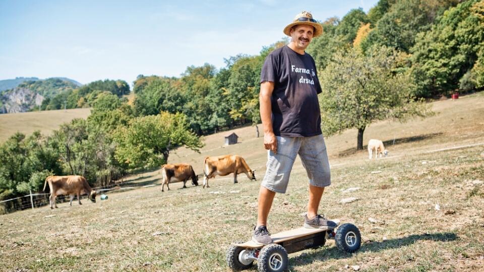 Na svojej farme vyrába množstvo mliečnych
produktov.