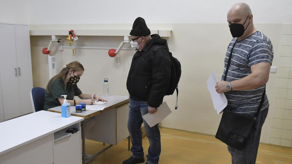 Na snímke ľudia sa registrujú na očkovanie proti ochoreniu COVID-19 vo vakcinačnom centre UNLP v Košiciach 31. decembra 2021. FOTO TASR – František Iván