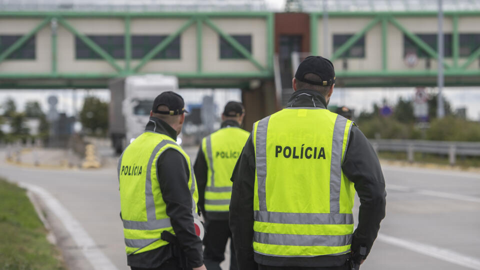 Na snímke policajná kontrola na dialničnom hraničnom prechode Bratislava – Čunovo a Rajka medzi Slovenskom a Maďarskom..