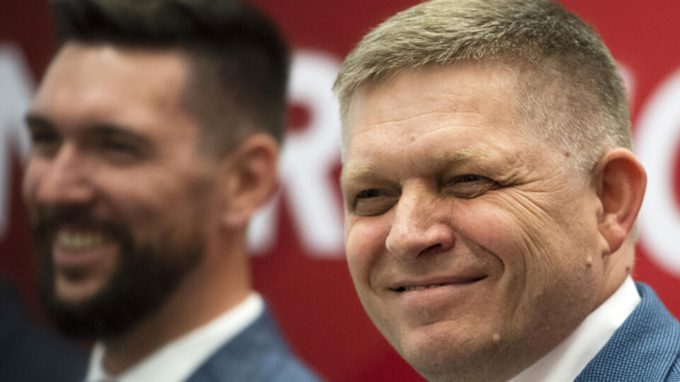 Na snímke sprava staronový predseda SMERu-SD Robert Fico a nový podpredseda SMERu-SD Richard Takáč počas tlačovej konferencie po pracovnom sneme strany Smer – sociálna demokracia v Bratislave 18. júla 2020. FOTO TASR - Jaroslav Novák