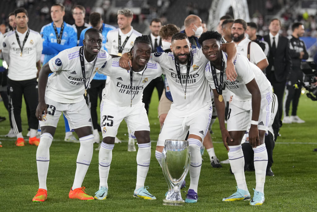 WA 12 Helsinki - Futbalisti Realu Madrid zľava Ferland Mendy, Eduardo Camavinga, Karim Benzema a Aurelien Tchouameni pózujú s trofejou po triumfe v zápase o európsky Superpohár UEFA Real Madrid - Eintracht Frankfurt na Olympijskom štadióne v Helsinkách v stredu 10. augusta 2022. Úradujúci šampióni Ligy majstrov zdolali v stredu na Olympijskom štadióne v Helsinkách víťaza Európskej ligy Eintracht Frankfurt 2:0. Gólmi o tom rozhodli David Alaba v prvom a Karim Benzema v druhom polčase. Futbalisti
