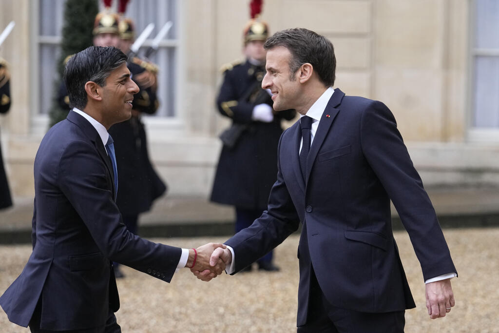 Sprava francúzsky prezident Emmanuel Macron a britský premiér Rishi Sunak.

French President Emmanuel Macron, right, shares hands with Britain's Prime Minister Rishi Sunak Friday, March 10, 2023 at the Elysee Palace in Paris. French President Emmanuel Macron and British Prime Minister Rishi Sunak meet for a summit aimed at mending relations following post-Brexit tensions, as well as improv