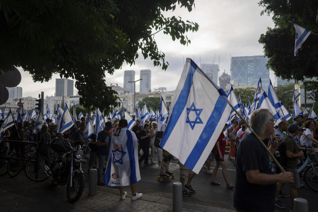 KK15 Tel Aviv -  Izraelčania protestujú proti plánovanej reforme súdnictva 18. júla 2023 v Tel Avive. Cesty na desiatkach miest po celom Izraeli zablokovali v utorok ľudia protestujúci proti plánu vlády premiéra Benjamina Netanjahua na výrazné oslabenie súdnictva v krajine a obmedzenie dohľadu súdnych inštitúcií nad rozhodnutiami výkonnej moci. FOTO TASR/AP
Israelis protest against plans by Prime Minister Benjamin Netanyahu's government to overhaul the judicial system in Tel Aviv, Israel, Tuesda