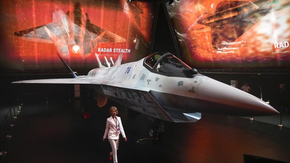 WA 45 Žukovskij - Na snímke nová stíhačlka Suchoj, ktorú ruský štátny zbrojný konglomerát Rostech predstavil na úvod medzinárodnej leteckej prehliadky MAKS 2021 v meste Žukovskij v utorok 20. júla 2021. FOTO TASR/AP
A prototype of Russia's prospective fighter jet is displayed at the MAKS-2021 International Aviation and Space Salon in Zhukovsky outside Zhukovsky, Russia, Tuesday, July 20, 2021. Russia has presented a prototype of a new fighter jet that features stealth capabilities and other adv
