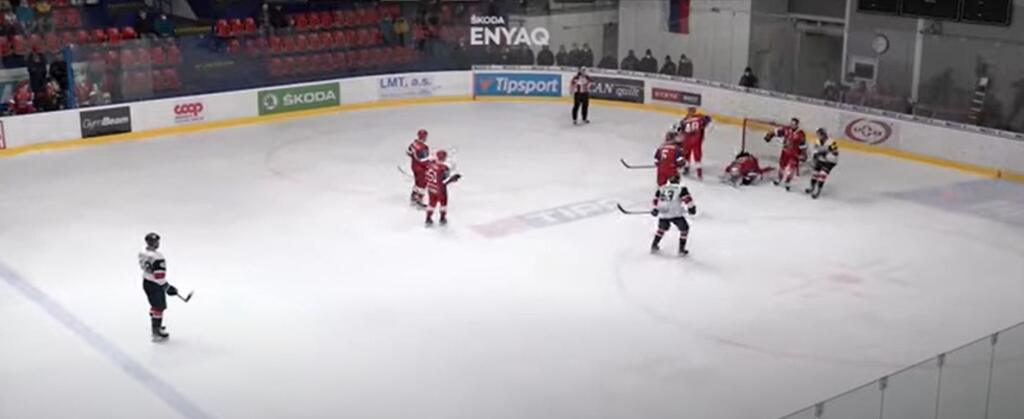 Brankár Kozel sa po tvrdej rane od Gachulinca zložil na ľadovú plochu.
