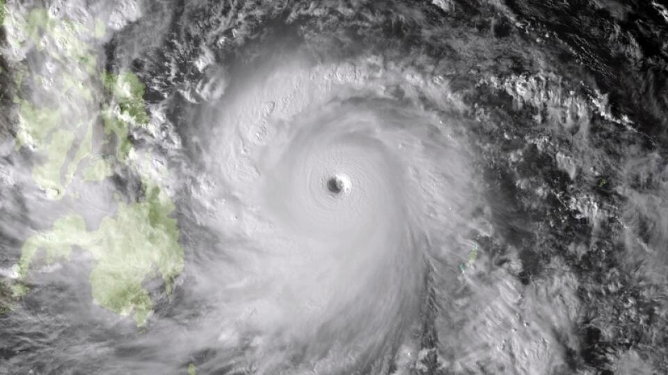 Tajfún Haiyan so sebou priniesol aj extrémne silný vietor. Jeho najsilnejšie nárazy dosiahli v piatok rýchlosť až 275 km/h a spôsobili na mori päť až šesť metrové vlny.