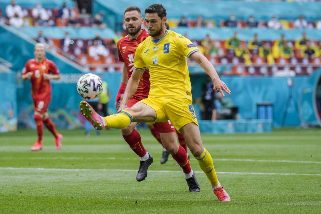 KK11 Bukurešť - Na snímke ukrajinský futbalista Roman Jaremčuk (vpravo) a futbalista Darko Velkovski zo Severného Macedónska počas zápasu základnej C-skupiny Ukrajina - Severné Macedónsko na ME vo futbale 17. júna 2021 v Bukurešti. FOTO TASR/AP
Ukraine's Roman Yaremchuk, right, duels for the ball with North Macedonia's Darko Velkovski during the Euro 2020 soccer championship group C match between Ukraine and North Macedonia at the National Arena stadium in Bucharest, Romania, Thursday, June 17,